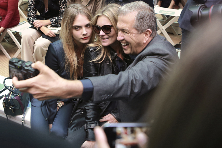 Burberry Pr ss 2015Cara Delevingne, Kate Moss and Mario Testino on the front row of the Burberry Prorsum Spring_Summer 2015 Sho_001