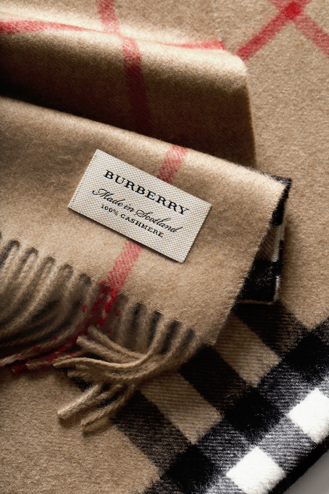 The Burberry Classic Cashmere Scarf - Craftsmanship Images_018
