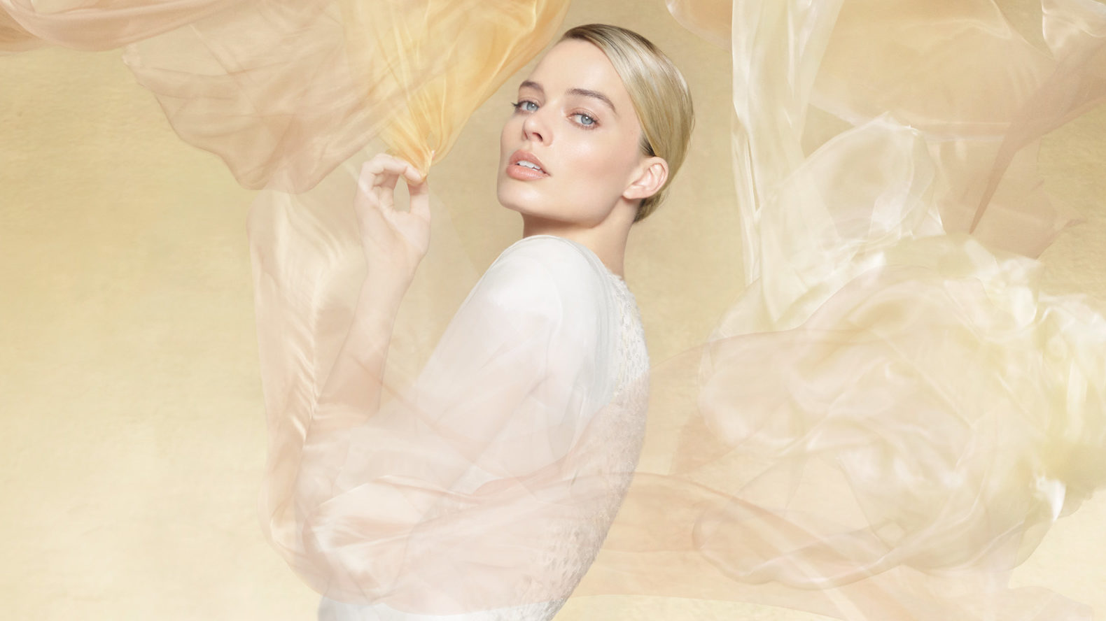 Chanel unveils the ad campaign for the new fragrance Gabrielle Chanel  Essence - ZOE Magazine