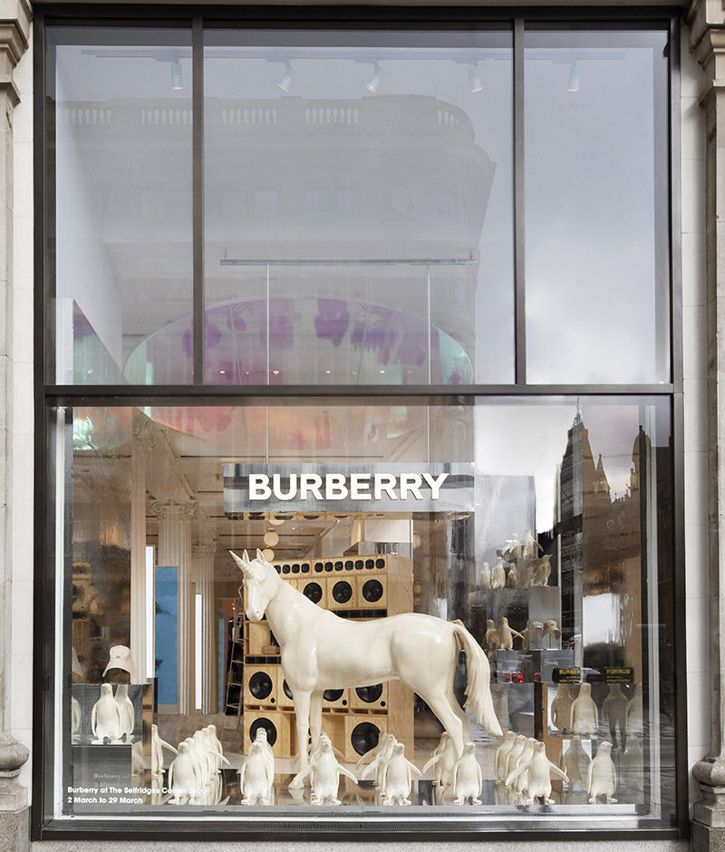 bryllup forsigtigt Byblomst Burberry takes over the selfridges corner shop - ZOE Magazine
