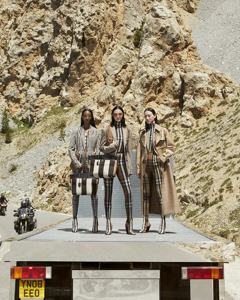3 Things You Have To Know About Burberry A W Campaign Zoe Magazine