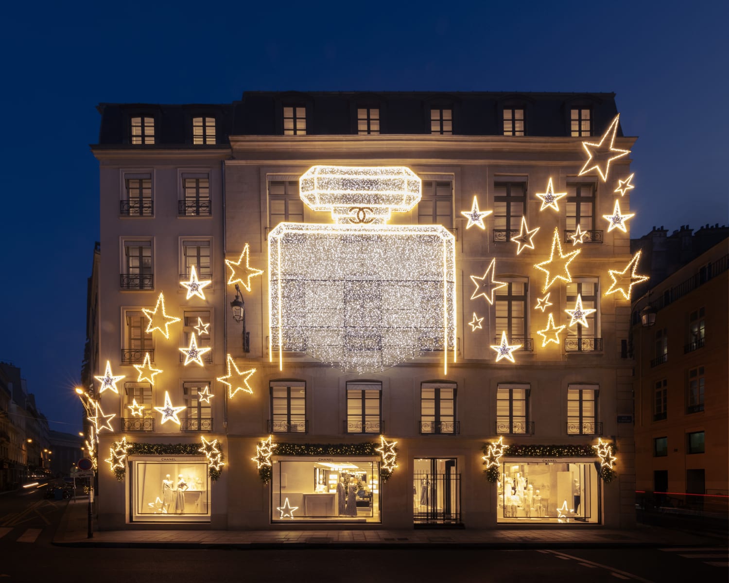 CHANEL boutique at 19 rue Cambon is dressed in decorations - ZOE Magazine