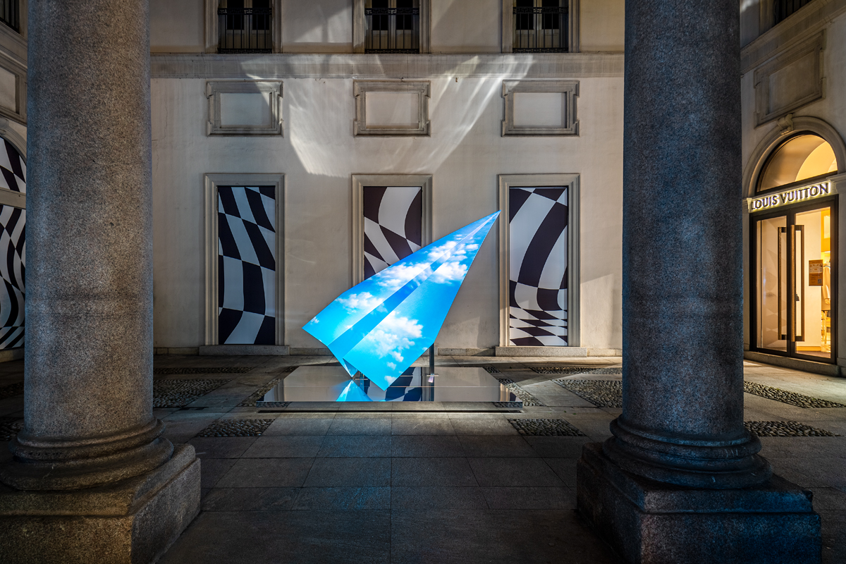 An airplane glides over the Louis Vuitton courtyard: a tribute to